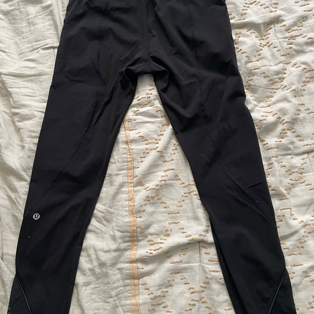 Black size 8 lululemon leggings with zipper pockets and mesh.